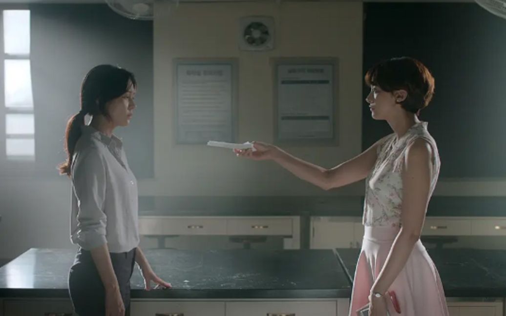 一部泯灭人性的韩国电影，女老师被欺负后血洗了她的同事，过瘾！